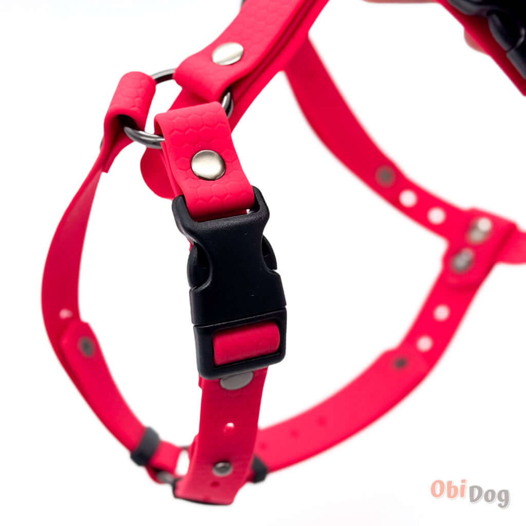 Hexa krūšu siksna suņiem, ūdensdroša, anatomiski pareiza, gaiši sarkanā krāsā ar melnu bloķēšanas sprādzi.