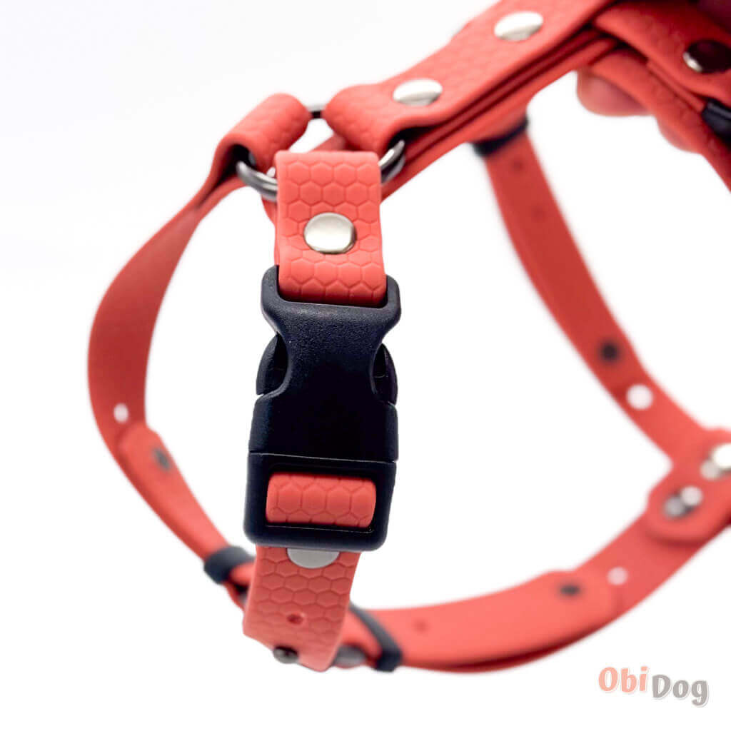 Hexa biothane krūšu siksna suņiem ar ūdensdrošo un anatomisko dizainu, sarkana krāsa.