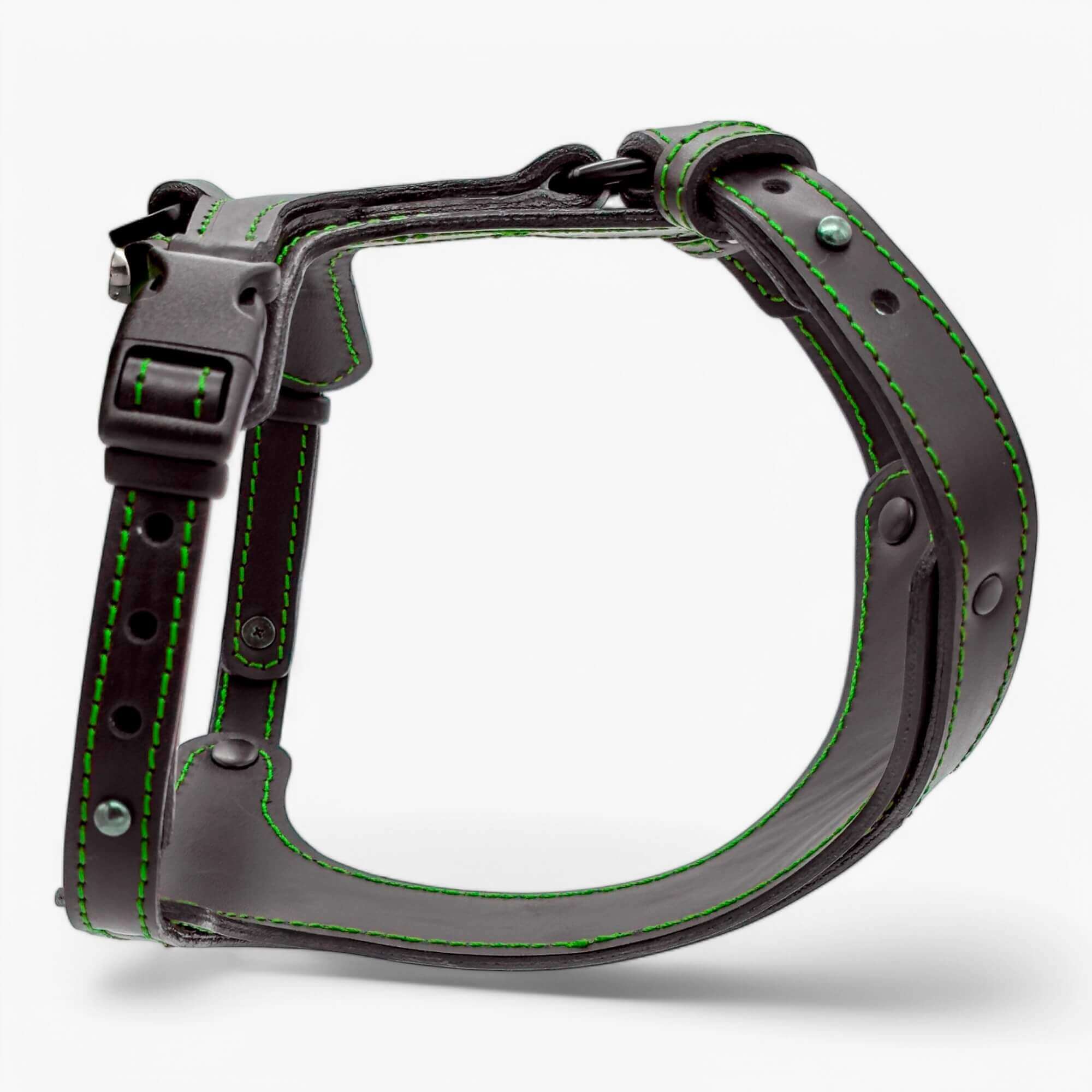 Obi-Luxe ādas krūšu siksna suņiem ar zaļām šuvēm un ergonomisku dizainu.